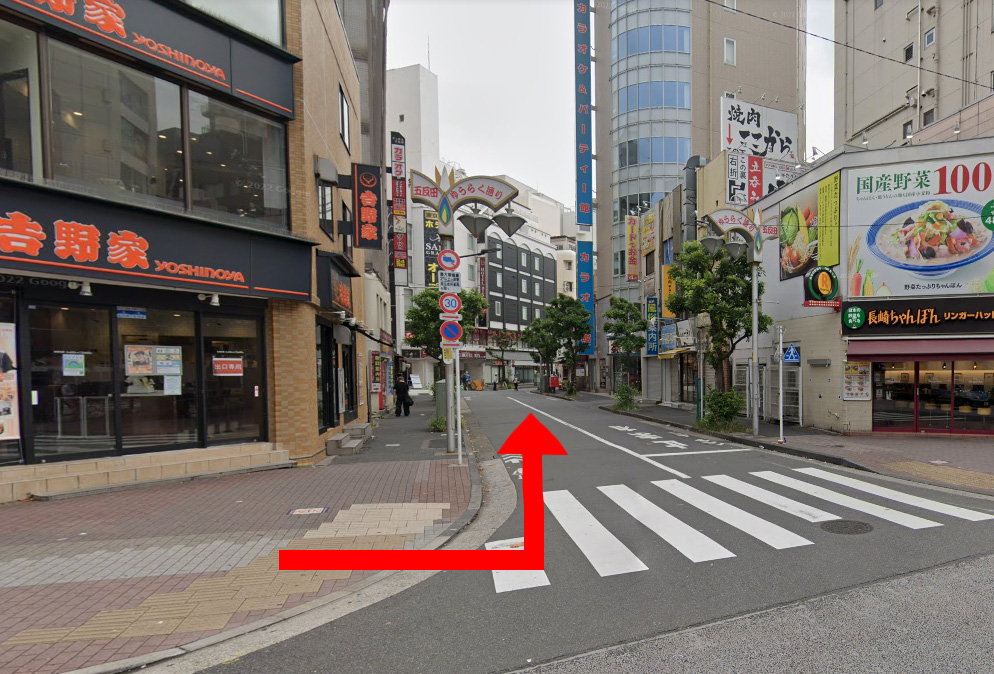 吉野家とリンガーハットの間へ左折して、ゆうらく通りを直進します。